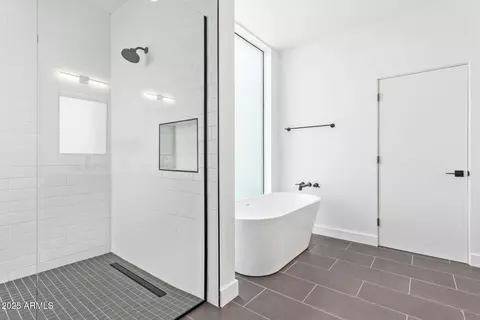 Bath - 4514 N 8th Pl, Phoenix, AZ 85014 photo 3 of 4