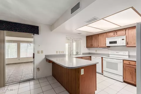 Kitchen - 4401 E Walatowa St, Phoenix, AZ 85044 photo 2 of 4