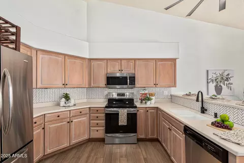 Kitchen - 2033 E Tecoma Rd, Phoenix, AZ 85048 photo 5 of 5