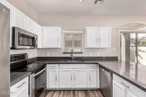 Kitchen - 2402 E 5th St #1403, Tempe, AZ 85281 photo 4 of 4