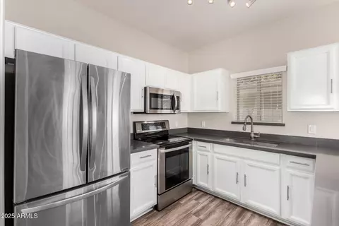 Kitchen - 2402 E 5th St #1403, Tempe, AZ 85281 photo 3 of 4