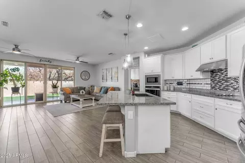 Kitchen - 5637 S 29th Pl, Phoenix, AZ 85040 photo 1 of 6