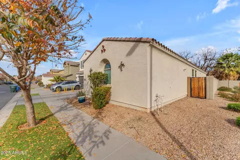Exterior - 5637 S 29th Pl, Phoenix, AZ 85040 photo 5 of 6