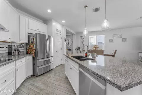 Kitchen - 5637 S 29th Pl, Phoenix, AZ 85040 photo 4 of 6