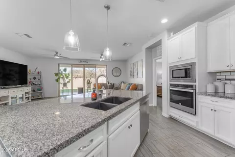 Kitchen - 5637 S 29th Pl, Phoenix, AZ 85040 photo 6 of 6