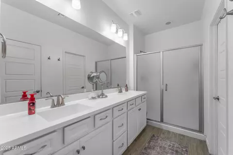 Bath - 5637 S 29th Pl, Phoenix, AZ 85040 photo 2 of 3