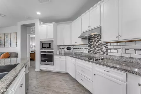 Kitchen - 5637 S 29th Pl, Phoenix, AZ 85040 photo 5 of 6