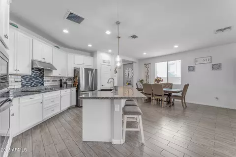 Kitchen - 5637 S 29th Pl, Phoenix, AZ 85040 photo 3 of 6