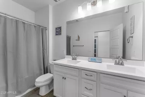 Bath - 5637 S 29th Pl, Phoenix, AZ 85040 photo 3 of 3