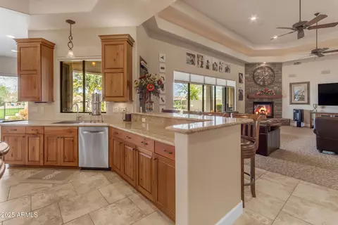 Kitchen - 2998 E Waterman Way, Gilbert, AZ 85297 photo 4 of 11