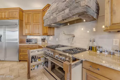 Kitchen - 2998 E Waterman Way, Gilbert, AZ 85297 photo 5 of 11