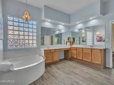 Bath - 4215 W Reddie Loop, Phoenix, AZ 85083 photo 4 of 8