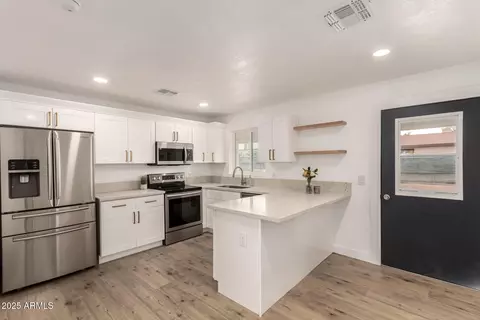 325 W Vineyard Rd, Phoenix, AZ 85041