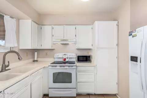 Kitchen - 1004 S Ironwood Dr, Apache Junction, AZ 85120 photo 2 of 3