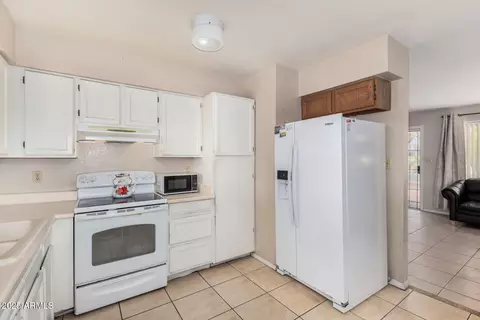 Kitchen - 1004 S Ironwood Dr, Apache Junction, AZ 85120 photo 1 of 3