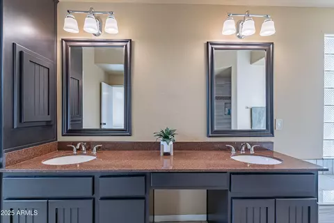 Bath - 1219 E Seminole Dr, Phoenix, AZ 85022 photo 2 of 5