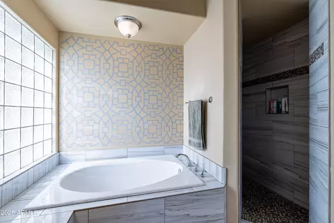 Bath - 1219 E Seminole Dr, Phoenix, AZ 85022 photo 3 of 5