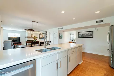 Kitchen - 204 E Del Rio Dr, Tempe, AZ 85282 photo 5 of 5