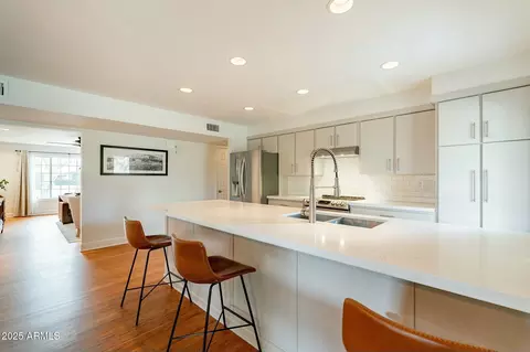Kitchen - 204 E Del Rio Dr, Tempe, AZ 85282 photo 4 of 5