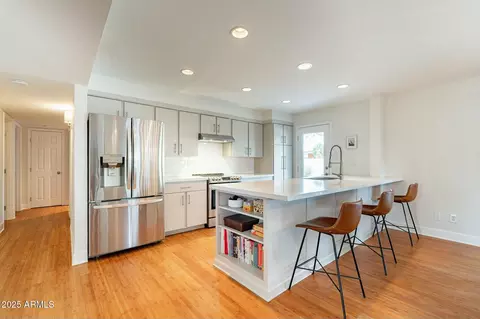 Kitchen - 204 E Del Rio Dr, Tempe, AZ 85282 photo 3 of 5