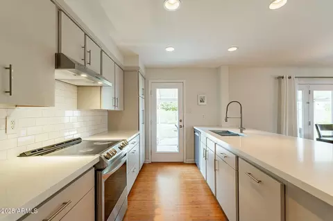 Kitchen - 204 E Del Rio Dr, Tempe, AZ 85282 photo 2 of 5