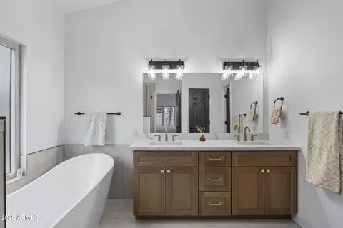Bath - 567 W Laredo Ave, Gilbert, AZ 85233 photo 3 of 5