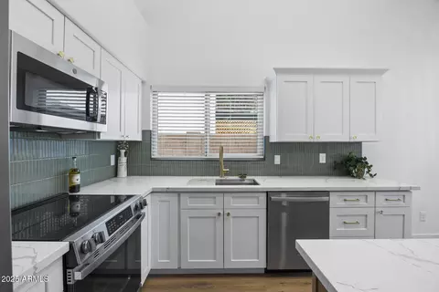 Kitchen - 567 W Laredo Ave, Gilbert, AZ 85233 photo 4 of 6