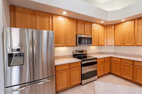 Kitchen - 4552 E Chuckwalla Cyn, Phoenix, AZ 85044 photo 5 of 7