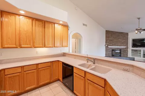 Kitchen - 4552 E Chuckwalla Cyn, Phoenix, AZ 85044 photo 4 of 7