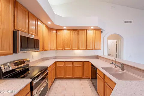 Kitchen - 4552 E Chuckwalla Cyn, Phoenix, AZ 85044 photo 7 of 7
