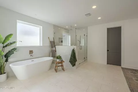 Bath - 2902 E Pierson St, Phoenix, AZ 85016 photo 2 of 5