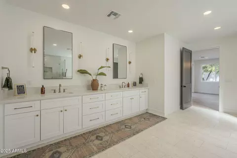 Bath - 2902 E Pierson St, Phoenix, AZ 85016 photo 3 of 5