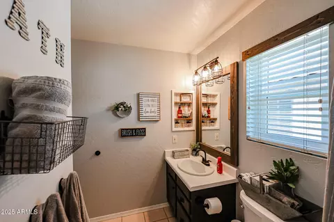 Bath - 853 E Ross Ave, Phoenix, AZ 85024 photo 3 of 7