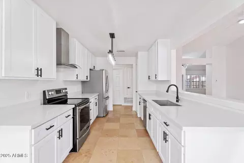 Kitchen - 3913 E Goldfinch Gate Ln, Phoenix, AZ 85044 photo 1 of 3