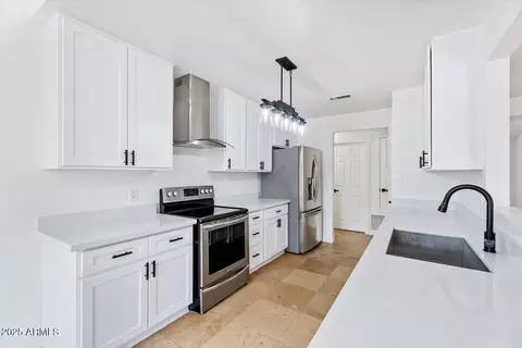 Kitchen - 3913 E Goldfinch Gate Ln, Phoenix, AZ 85044 photo 3 of 3