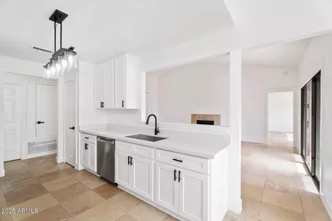 Kitchen - 3913 E Goldfinch Gate Ln, Phoenix, AZ 85044 photo 2 of 3