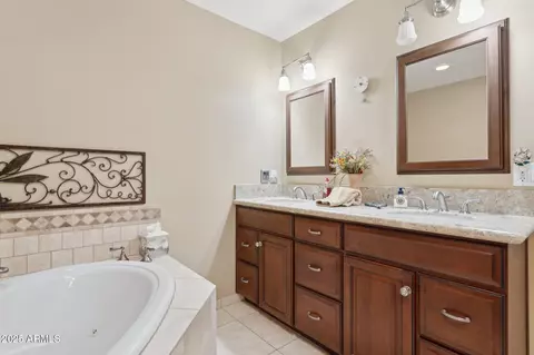 Bath - 2231 E Orangewood Ave, Phoenix, AZ 85020 photo 3 of 4