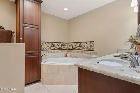 Bath - 2231 E Orangewood Ave, Phoenix, AZ 85020 photo 2 of 4