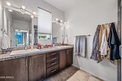 Bath - 541 E Ames Pl, Phoenix, AZ 85004 photo 2 of 4