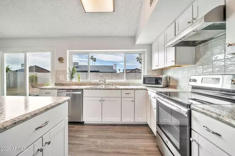 Kitchen - 4229 W Aster Dr, Phoenix, AZ 85029 photo 3 of 5