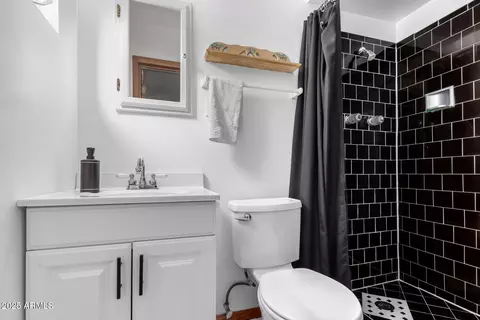 Bath - 4626 W Mitchell Dr, Phoenix, AZ 85031 photo 1 of 2