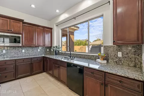 Kitchen - 4630 E Carriage Ct, Gilbert, AZ 85297 photo 5 of 8