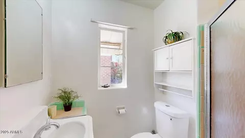 Bath - 855 E Windsor Ave, Phoenix, AZ 85006 photo 2 of 2