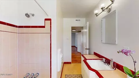 Bath - 855 E Windsor Ave, Phoenix, AZ 85006 photo 1 of 2