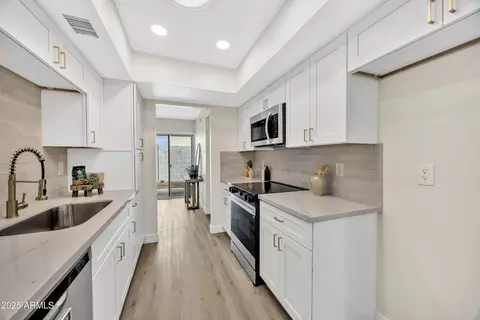 Kitchen - 1108 E Villa Rita Dr, Phoenix, AZ 85022 photo 2 of 3
