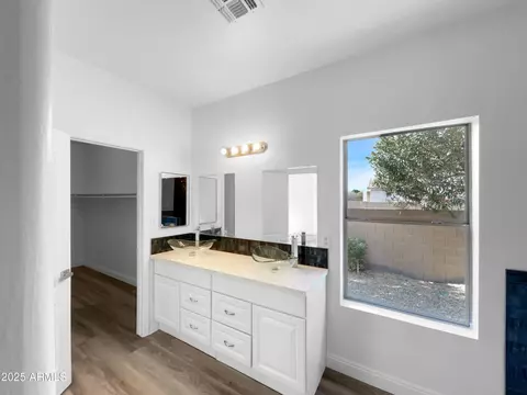 Bath - 1321 E Pedro Rd, Phoenix, AZ 85042 photo 2 of 4