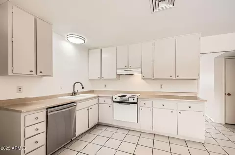 Kitchen - 2333 E Larkspur Dr, Phoenix, AZ 85022 photo 3 of 3