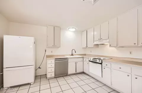 Kitchen - 2333 E Larkspur Dr, Phoenix, AZ 85022 photo 2 of 3