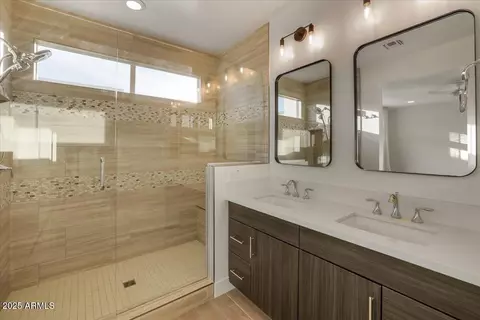 Bath - 1717 E Morten Ave #2, Phoenix, AZ 85020 photo 5 of 6