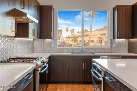 Kitchen - 1717 E Morten Ave #2, Phoenix, AZ 85020 photo 2 of 6